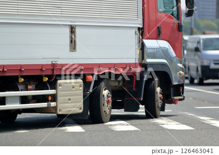 交差点を左折中のトラック 126463041