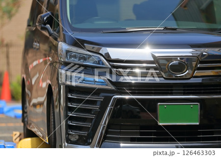 駐車中の黒いミニバン 126463303