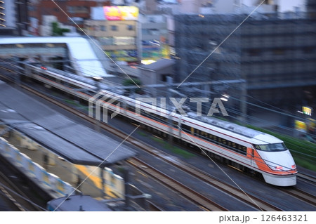 雨の西川口駅を通過する東武100系電車の特急スペーシア_2025/5/10撮影 雨の西川口駅を通過する東武100系電車の特急スペーシア_2025/5/10撮影 126463321