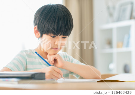 リビングで勉強する男の子 126463429