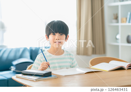 リビングで勉強する男の子 リビングで勉強する男の子 126463431