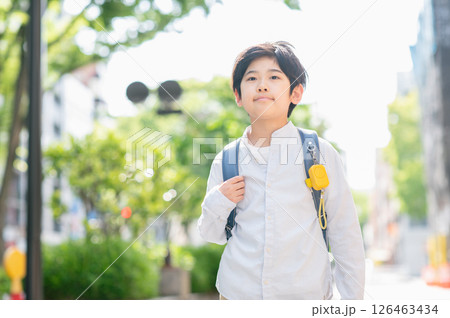 登校する小学生 126463434