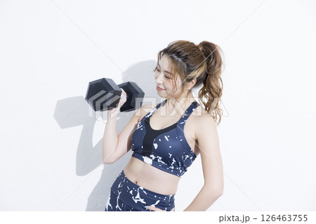 ダンベルでトレーニングする女性 ダンベルでトレーニングする女性 126463755
