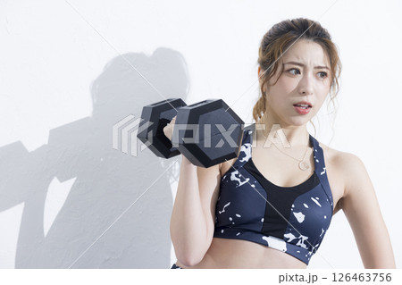 ダンベルでトレーニングする女性 126463756