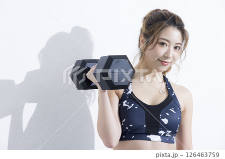 ダンベルでトレーニングする女性 126463759