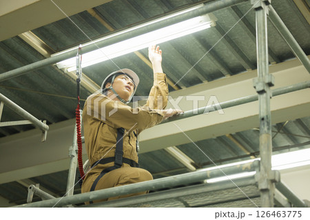 フルハーネスを装着した作業員の男性　 126463775