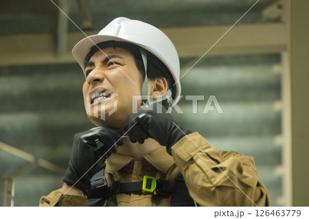 フルハーネスを装着した作業員の男性　 126463779