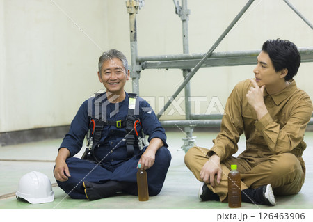 建築現場で休憩している作業員 126463906