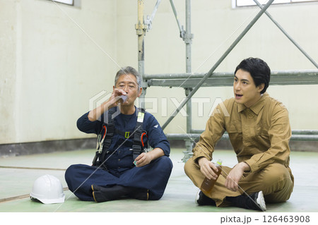 建築現場で休憩している作業員 126463908