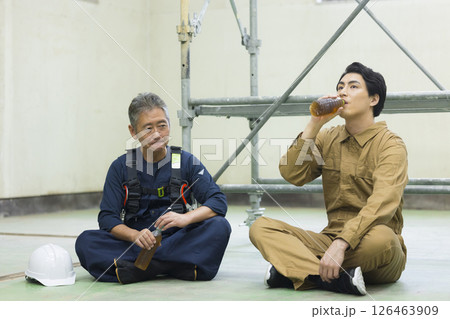 建築現場で休憩している作業員 126463909