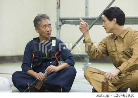 建築現場で休憩している作業員 126463910