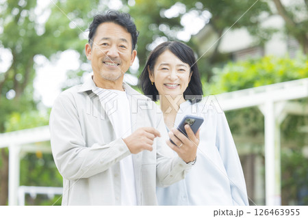 屋外でスマホを見るシニア夫婦 屋外でスマホを見るシニア夫婦 126463955