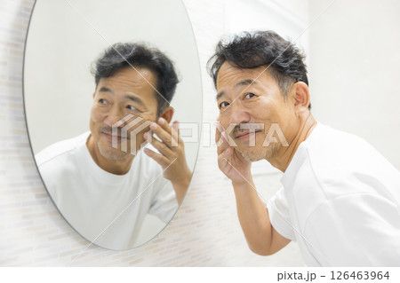 鏡を見て頭髪や肌を気にする男性 鏡を見て頭髪や肌を気にする男性 126463964