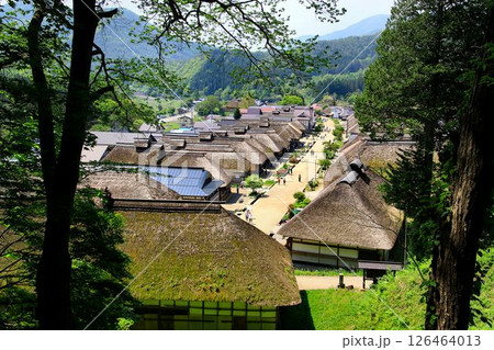 美しい茅葺屋根が連なる宿場町… 新緑の『大内宿』 126464013