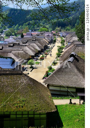 美しい茅葺屋根が連なる宿場町… 新緑の『大内宿』 126464014