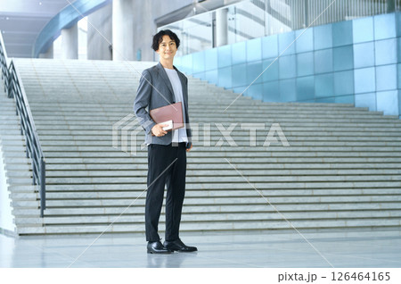 オフィスのエントランスに立つビジネスカジュアルの男性エンジニア 126464165