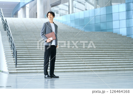 オフィスのエントランスに立つビジネスカジュアルの男性エンジニア 126464168