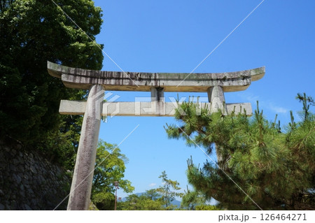 島の入口に立つ白い石造鳥居と青空 島の入口に立つ白い石造鳥居と青空 126464271