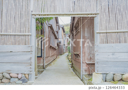 佐渡　宿根木集落の門 126464333