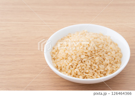 お皿に入った発芽玄米（生米） 126464366