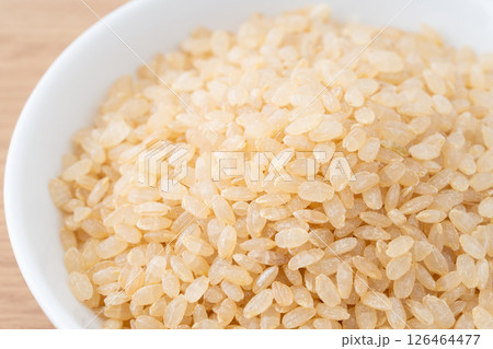 お皿に入った発芽玄米(生米) お皿に入った発芽玄米(生米) 126464477