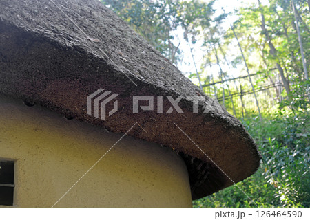 四国村明治時代初期の砂糖しめ小屋の茅葺き屋根と土壁-2 126464590