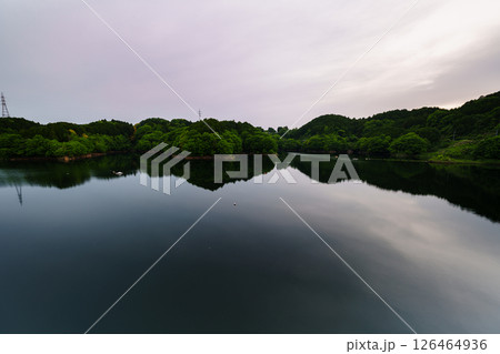 薄曇りの空のもと次第に沈んでいく太陽とシンメトリーで動く湖面に映った太陽 奈良市布目ダムにて⑰ 薄曇りの空のもと次第に沈んでいく太陽とシンメトリーで動く湖面に映った太陽 奈良市布目ダムにて⑰ 126464936