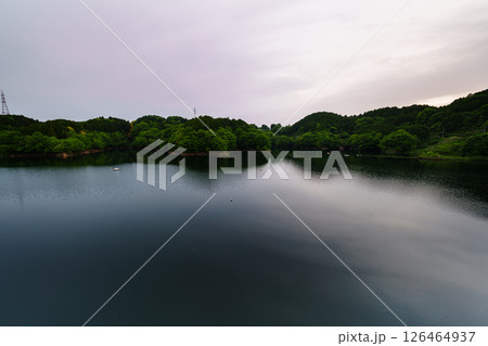 薄曇りの空のもと次第に沈んでいく太陽とシンメトリーで動く湖面に映った太陽 奈良市布目ダムにて⑱ 薄曇りの空のもと次第に沈んでいく太陽とシンメトリーで動く湖面に映った太陽 奈良市布目ダムにて⑱ 126464937