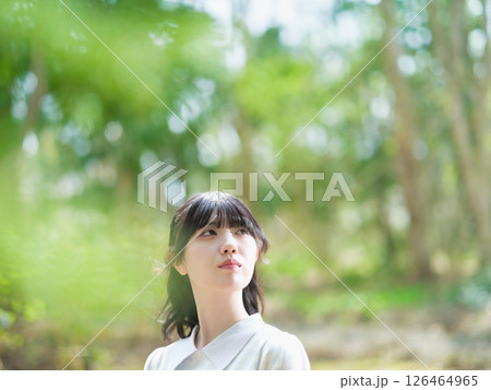 新緑の中、森林浴で癒される日本人の若い女性 新緑の中、森林浴で癒される日本人の若い女性 126464965