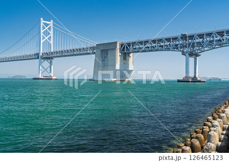《香川県》青空の下の瀬戸大橋 126465123