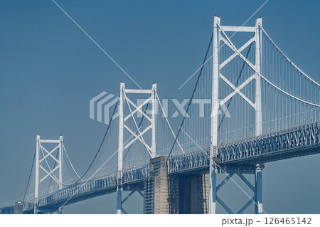 《香川県》青空の下の瀬戸大橋 126465142