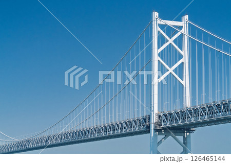 《香川県》青空の下の瀬戸大橋 126465144