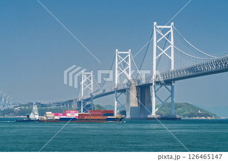 《香川県》青空の下の瀬戸大橋 126465147