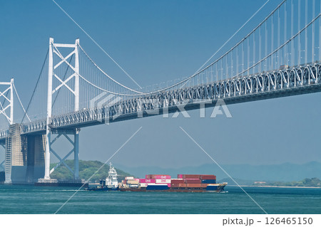 《香川県》青空の下の瀬戸大橋 126465150