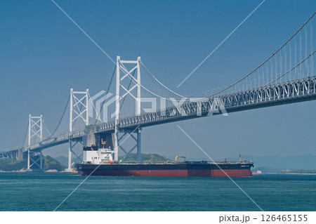 《香川県》青空の下の瀬戸大橋 126465155