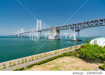 《香川県》青空の下の瀬戸大橋 126465164