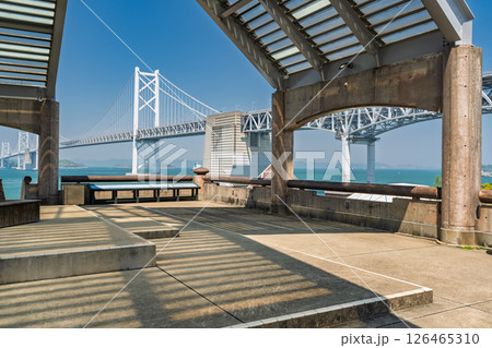 《香川県》青空の下の瀬戸大橋 126465310