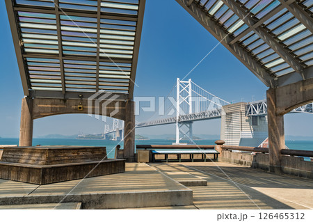 《香川県》青空の下の瀬戸大橋 126465312