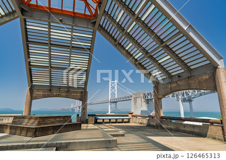 《香川県》青空の下の瀬戸大橋 126465313
