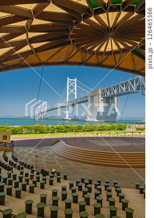 《香川県》青空の下の瀬戸大橋 126465366