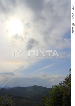 雲に重なる太陽 雲に重なる太陽 126465600