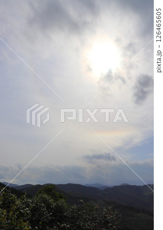 雲に重なる太陽　日の暈 126465605