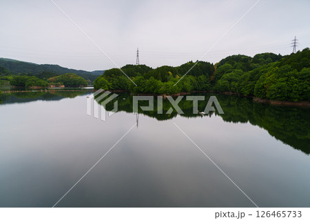 薄雲の雲間から覗く太陽と鏡のような湖面に映る空　奈良県奈良市布目ダムにて② 126465733