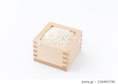 白背景に枡に入ったもち米 126465740