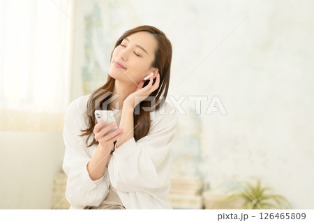 音楽に耳を傾ける女性 音楽に耳を傾ける女性 126465809
