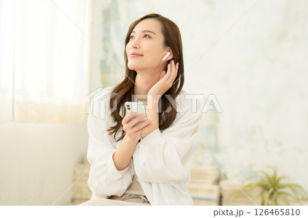 音楽に耳を傾ける女性 音楽に耳を傾ける女性 126465810