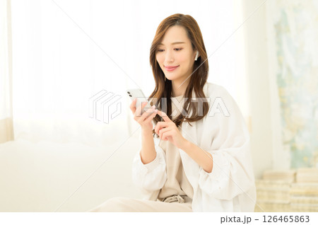 スマホで動画コンテンツを見る女性 126465863