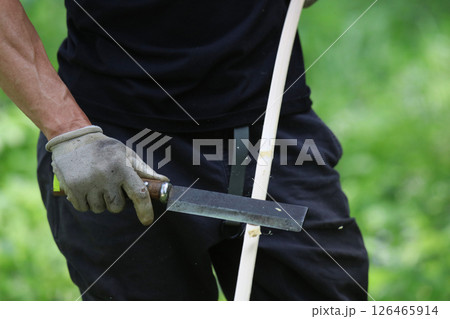 竹の節を取る男性 竹の節を取る男性 126465914