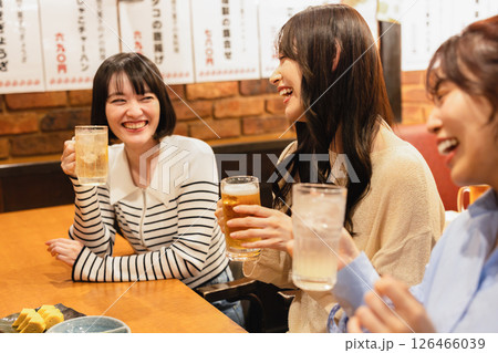 居酒屋のカウンターでお酒を飲む女性 126466039
