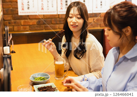 居酒屋のカウンターに座る女性 126466041